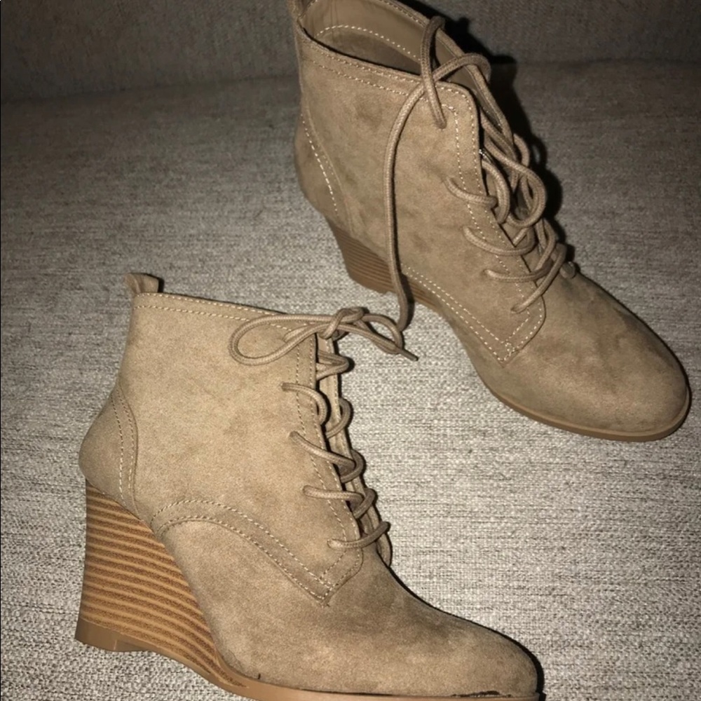 Wedge taupe boots